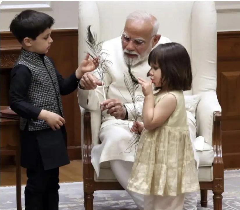 终身禁欲的莫迪没有子女。
可是和孩子在一起的莫迪，还是个慈祥的老爷爷；
儿孙绕膝