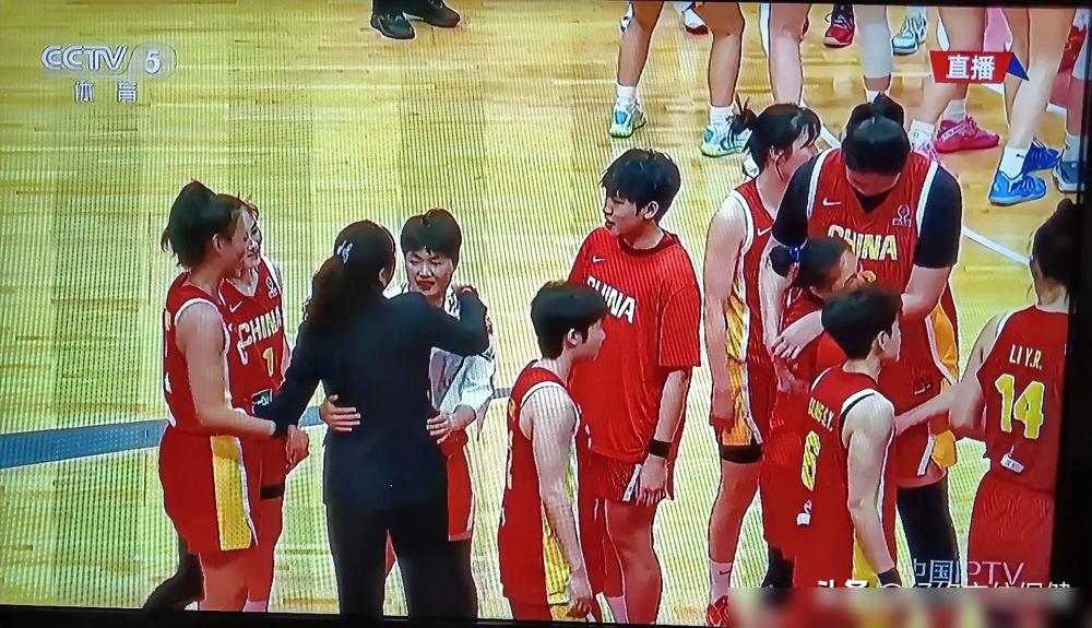 你敢信？中国女篮双塔20投仅5中，19次失误送36分，武汉主场输比利时15分！