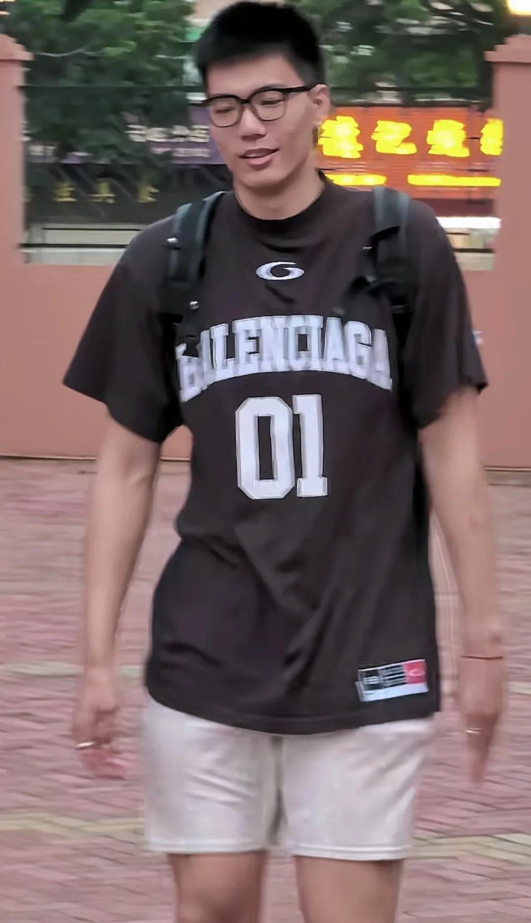 回家三个星期的焦泊乔回来了，只见他充满笑容，容光焕发，神采奕奕，充满能量的感觉。