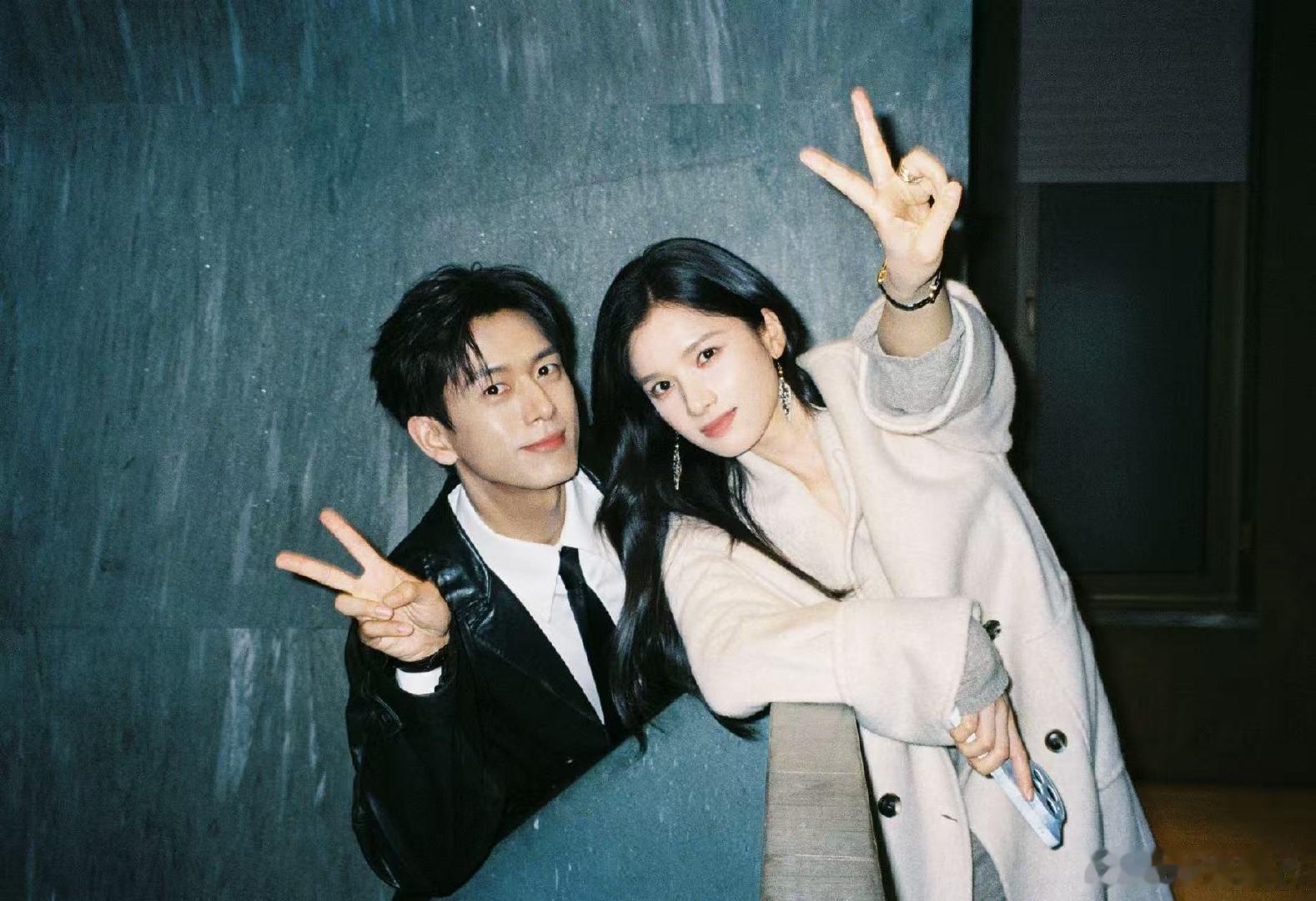 张婧仪雾里青杀青晒与李现合照张婧仪晒和李现合照告别雾里青张婧仪晒与李现合照告别雾