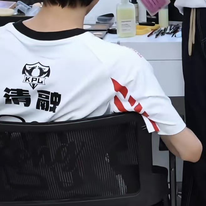 他这个胳膊太细了有点 