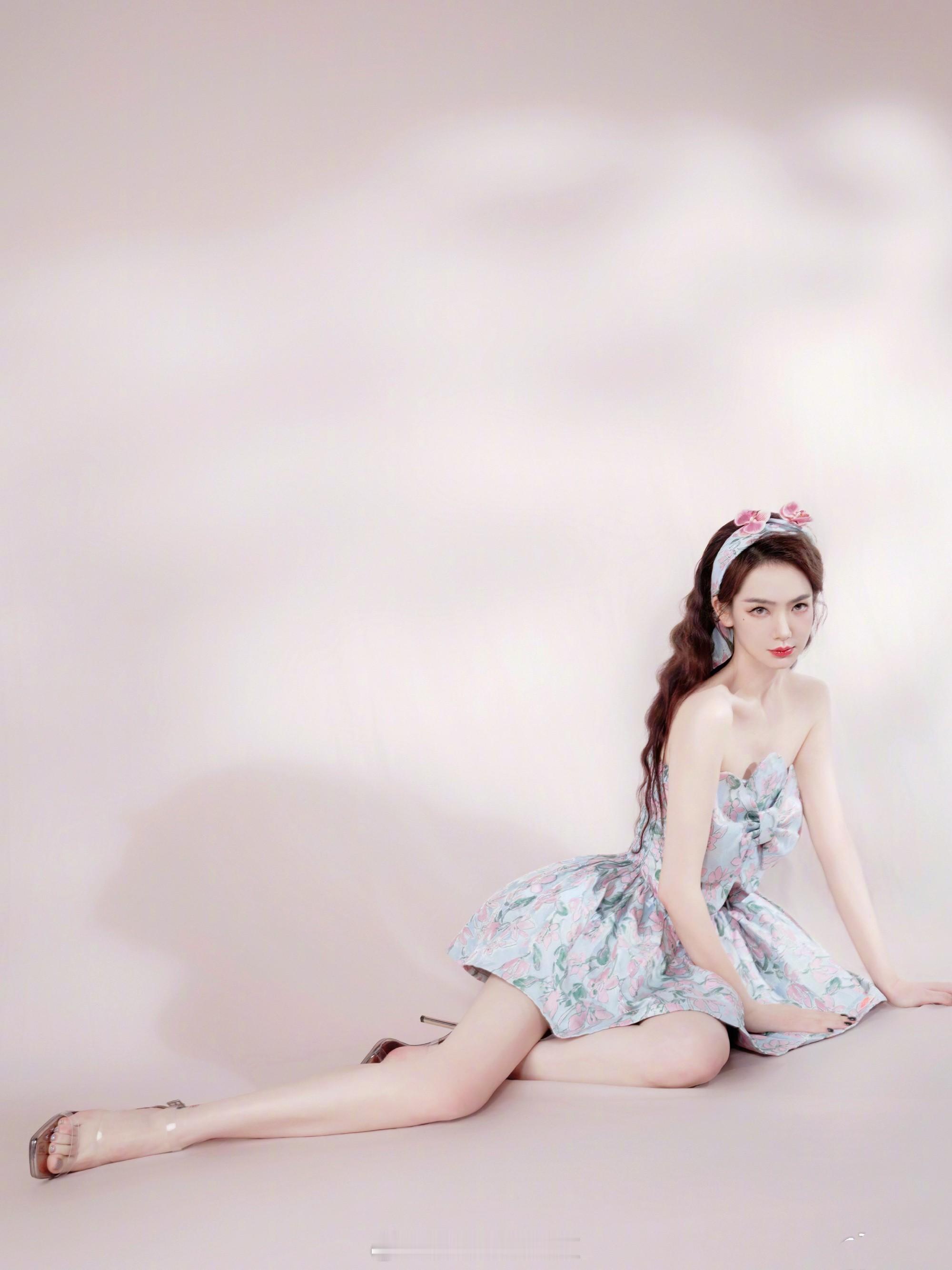 戚薇花园风蓬蓬裙妆造又酷又美 