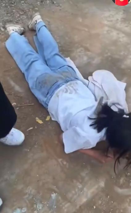 谁来保护孩子？女孩被同龄人堵在小区殴打，一群男生冷眼旁观，还拍视频拍视频发网炫耀