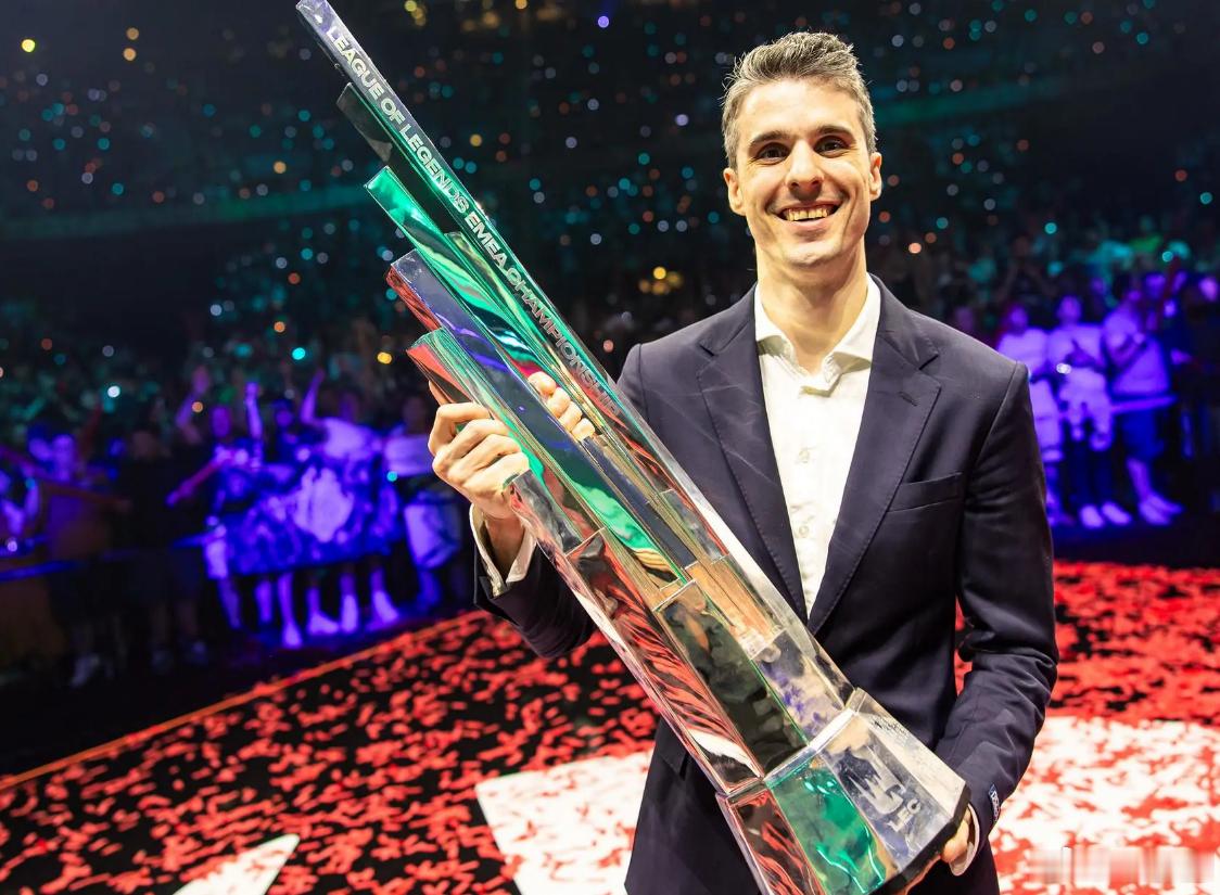 T1还没换呢  G2就把主教练斩杀了 Perkz担任G2主教练姿态微笑加入LOL