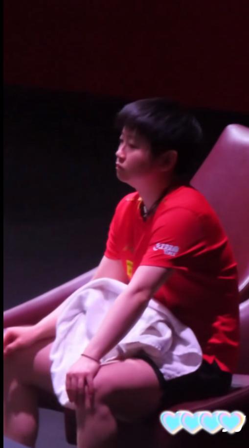 幼小的心灵，承托太多的重担，跌倒又爬起，不知是汗水还是泪水，总是挂满她那微笑的脸