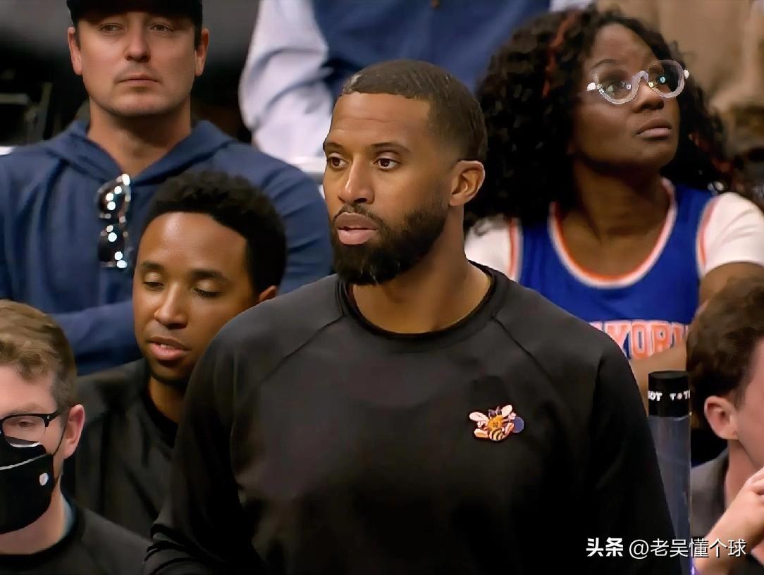 看着黄蜂的主教练，火箭球迷唯有羡慕啊。

今天黄蜂血虐了尼克斯，没错，这个词用得