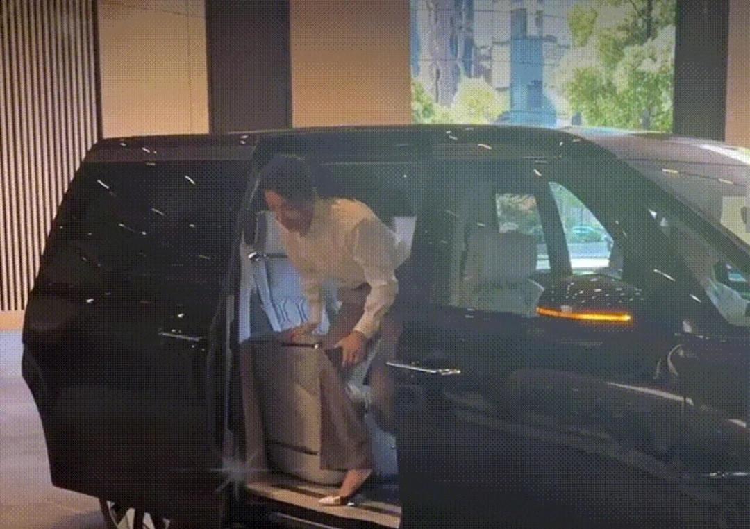 郭晶晶现身上海参加公益活动
从商务车走下来的那一刻
到一边穿西装一边走路
再到第
