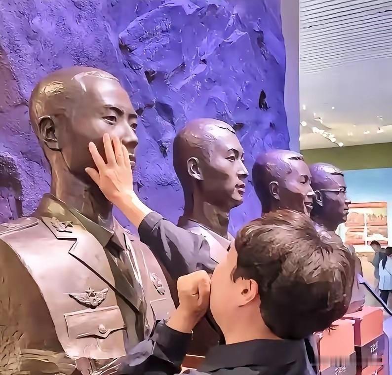 母爱如磐守家国！英烈母亲的泪水与骄傲，是民族最硬的脊梁
 
这件事发生在2026