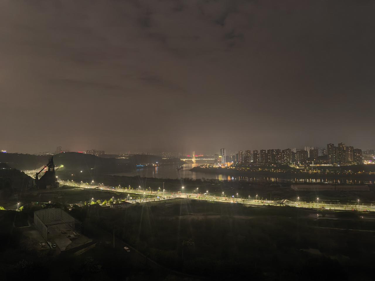 [可怜]老重钢片区，已经沉寂十多年了，晚上只能看见“筑梦大道”和“钢铁路”这两条