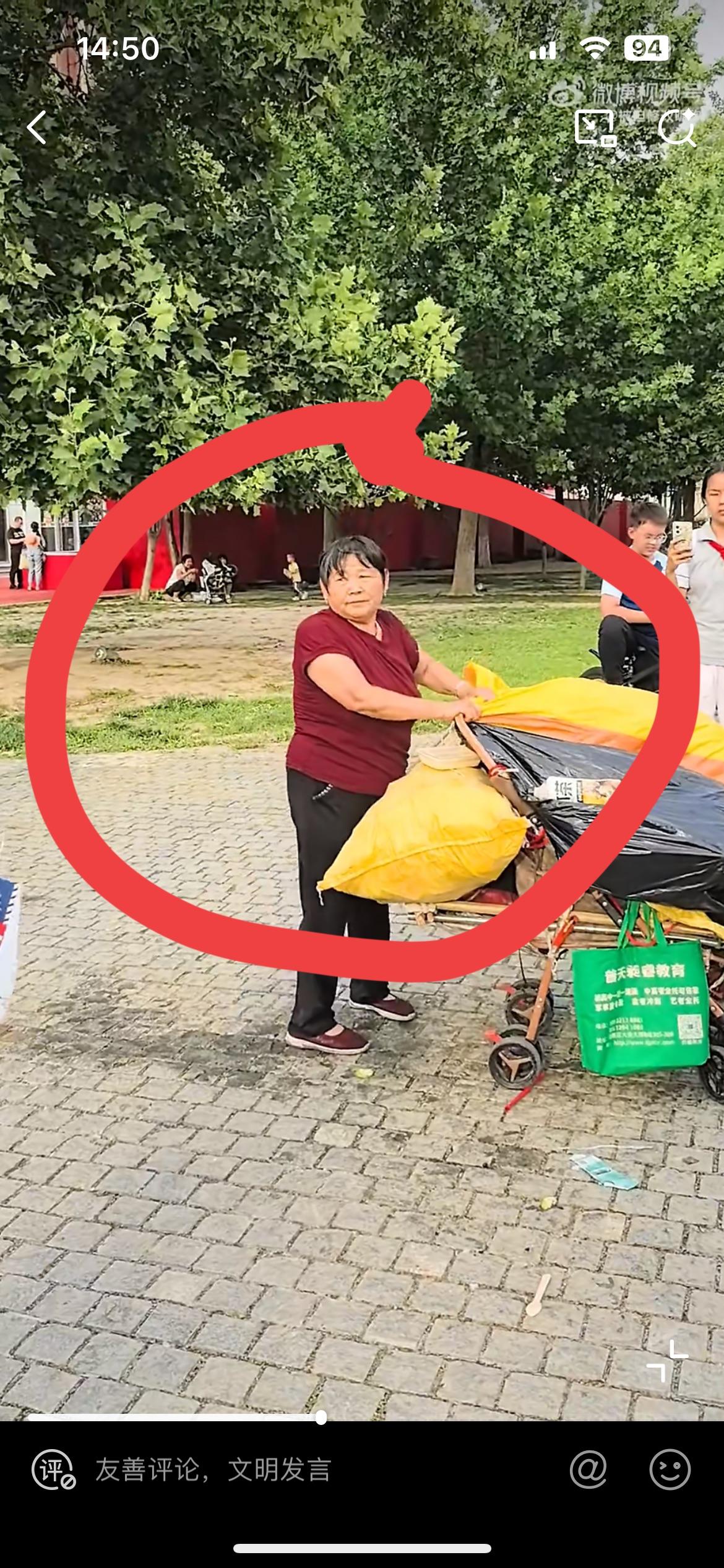 一群小孩哥打篮球，捡废品的老太把他们放在旁边的水全部当废瓶子一锅端了，这也太缺德