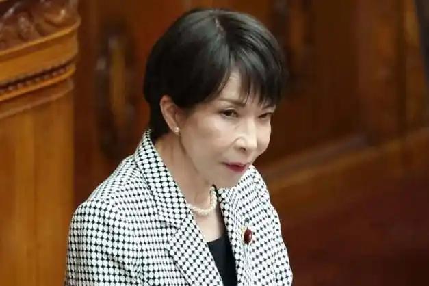 3月21日，日本政客高市早苗赴美访问期间，特意前往阿灵顿国家公墓，向那里的美军士