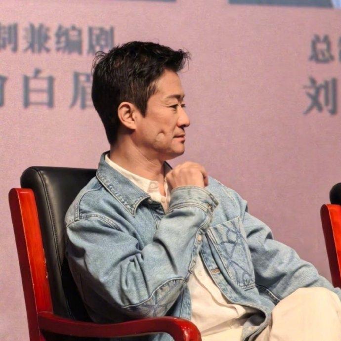 吴京，一张照片被网友诊断疑似心源性水肿面相。
近日，吴京参加剧宣活动时，用手按住