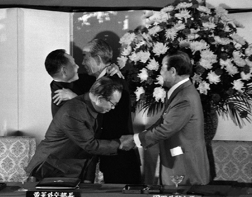 1978年8月12日，北京人民大會堂，中國外交部長黃華與日本外務大臣園田直簽署了