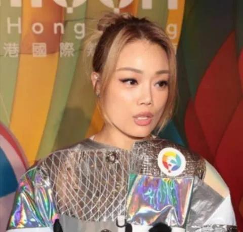 本以为英皇欠债166亿港元，旗下艺人会很慌，没想到容祖儿回应时超淡定。她称老板说