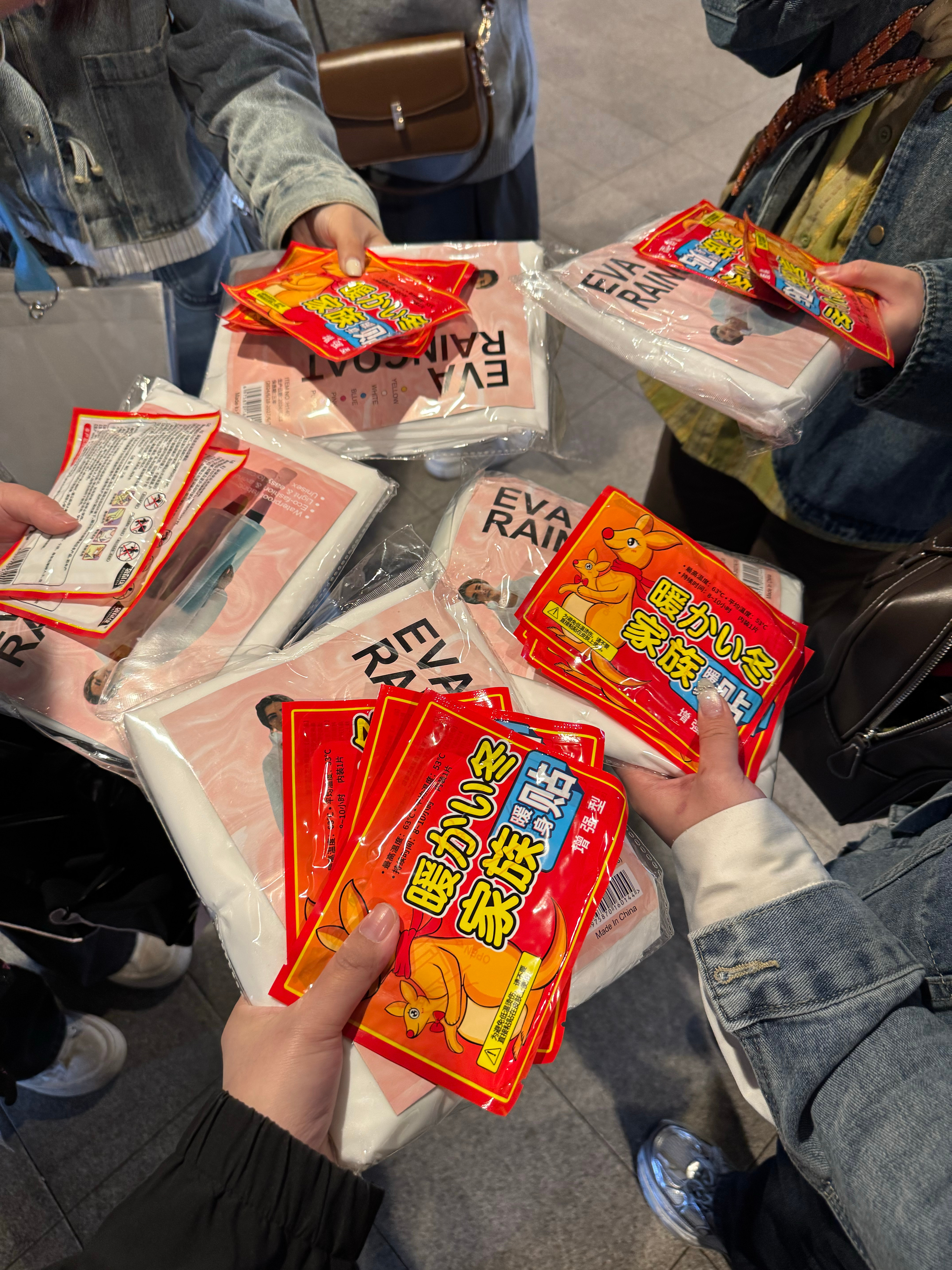 小姐姐一直在回忆骁龙那天的台风，是有问必答，持续安抚粉丝，是让保安都惊讶的厚雨衣