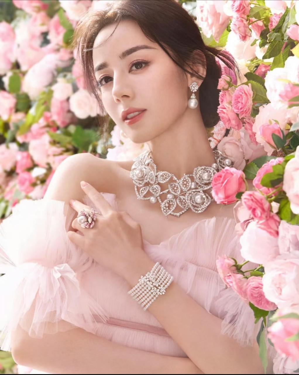 迪丽热巴开推3人生镜头好美的迪丽热巴，期待美巴利剑玫瑰！！ ​​​