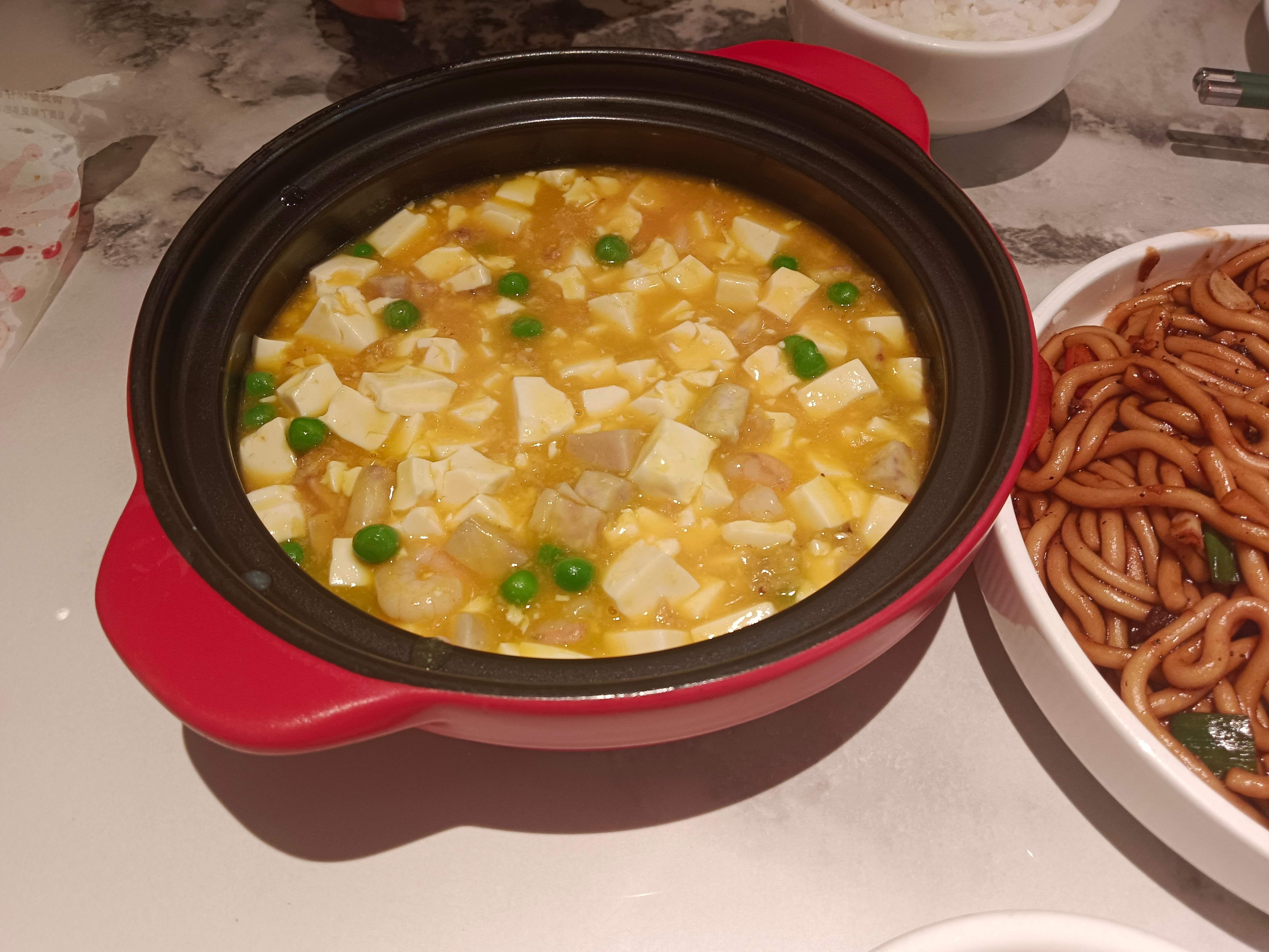 喜欢这个石锅虾仁豆腐，豆腐好嫩，香香的 