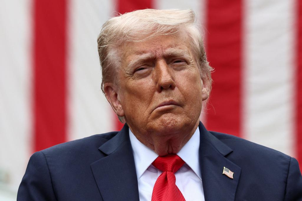 特朗普被气傻了，因为在沙特的大使馆被袭击了，在中东的军事基地被炸了，在海上的“林