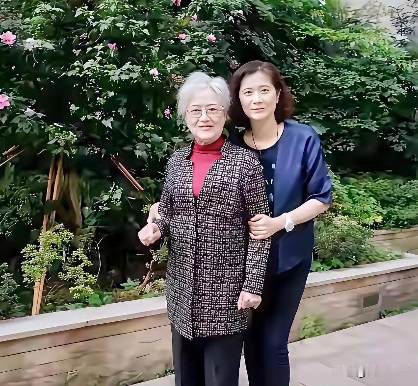 王文娟与女儿孙庆原温馨散步瞬间，镜头下，王文娟已是满头银发，戴着眼镜，一身格纹外