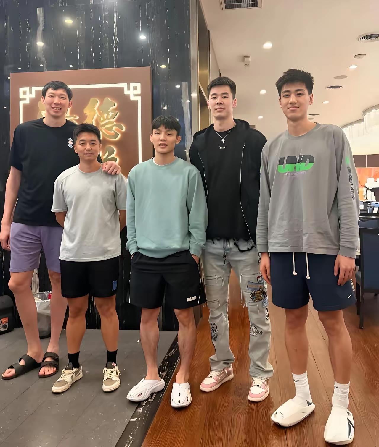 徐杰在美国特训，又和几个CBA老熟人聚会了。有大魔王周琦、郭昊文和刘金雨。没有入