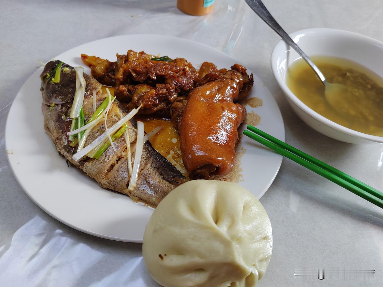 还是在国内上伙食最合胃口的，因为中国胃已经习惯了中国菜，习惯了中国调味料，中国菜