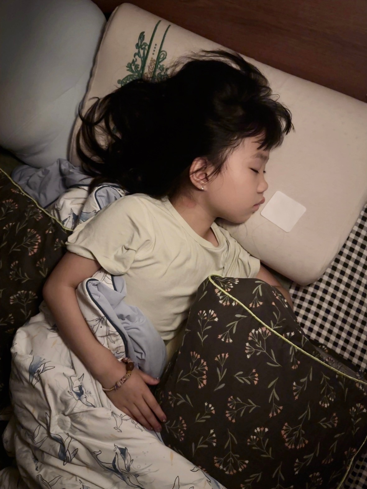 孩子今儿晚上狂打喷嚏 我瑟瑟发抖 猜她到底过敏性鼻炎还是感冒睡觉时确认是感冒了 