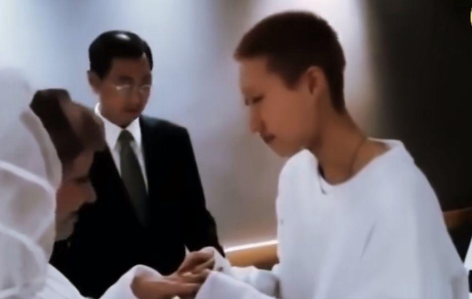 成龙他是个成功的男人，但儿子和女儿教育的很失败！
 
成功人士往往没时间教育子女