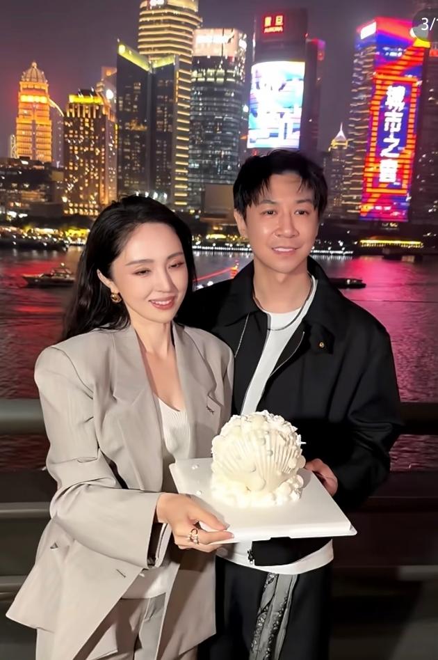 董璇47岁阴历的生日，张维伊搂着她好幸福，现在觉得这男人也不是很难看。

他还特