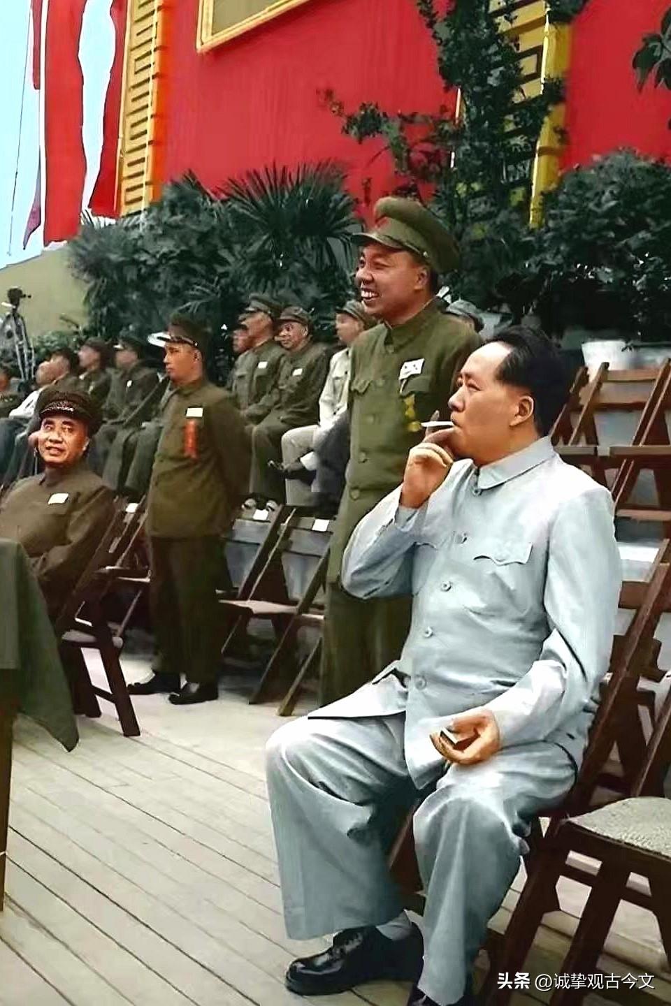 历史时光
一九五二，军运会上，领袖到场。看乌丝盈首，风华正茂；身形若松，气宇轩昂