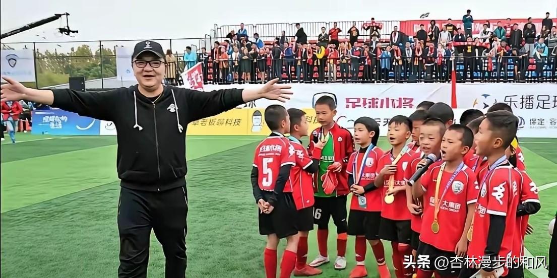 中国足球低迷多年、进步缓慢，核心问题一直卡在体制束缚和形式主义上。你看这两年最火