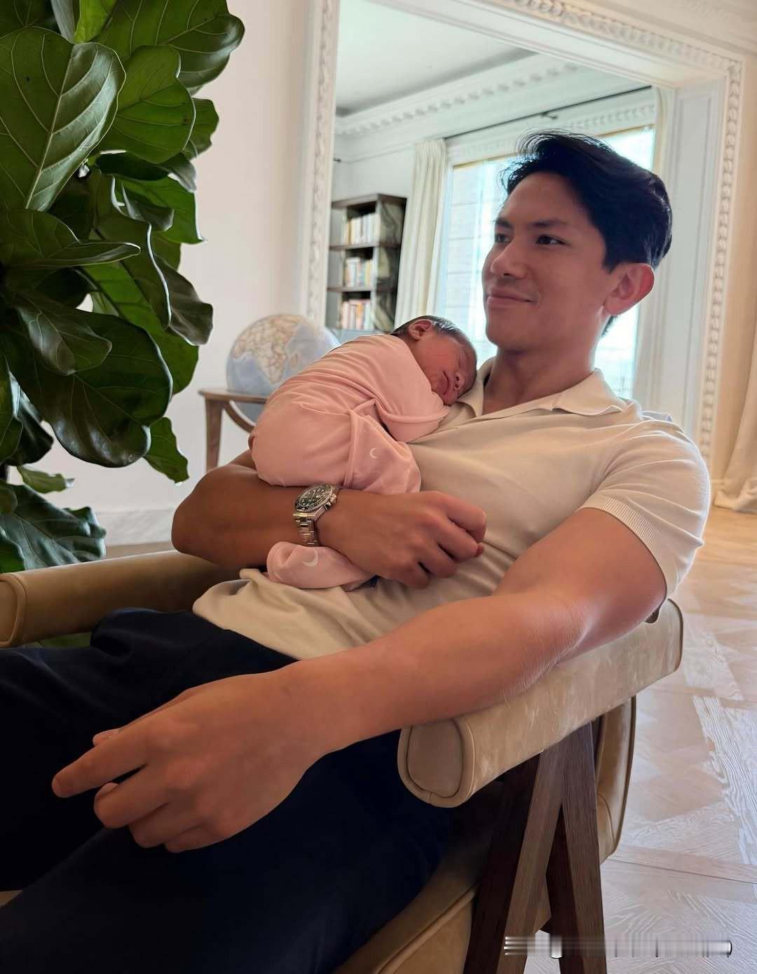 新手奶爸上线！马丁王子开启了炫娃模式，怀抱着他和阿尼莎王妃的第一个孩子扎赫拉公主