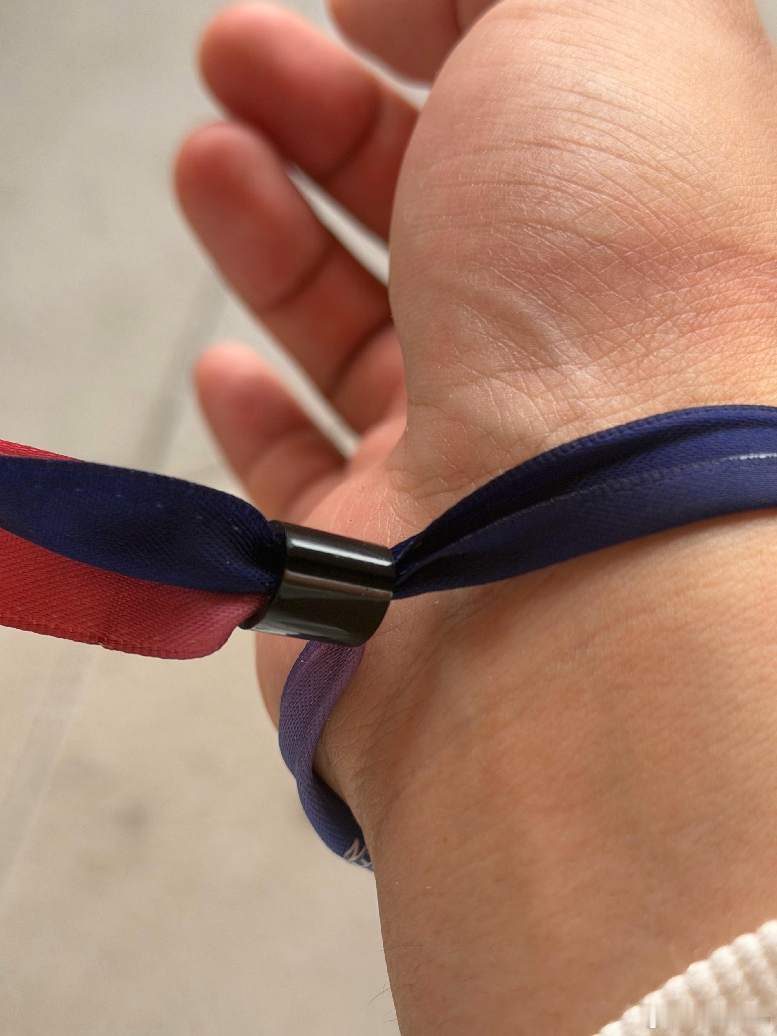 尴尬，发布会给的手环被我弄的太紧了，有点勒，我现在在机场没有剪刀，这可如何是好