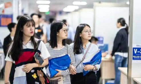 留学生的反华情绪为何越来越严重？因为好不容易和白人混在一起，结果发现白人不吃香了