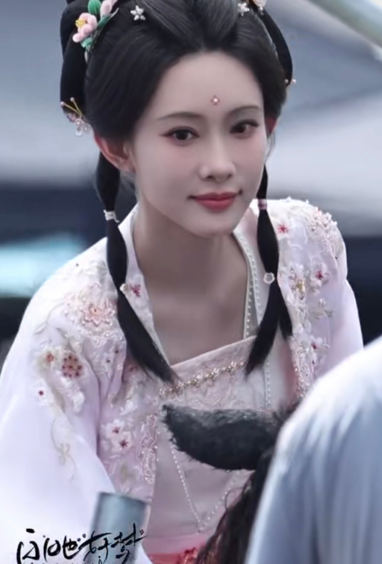 孟子义尚公主粉衣双辫子骑马的暮晚摇，萌物出现，太美了！ ​​​