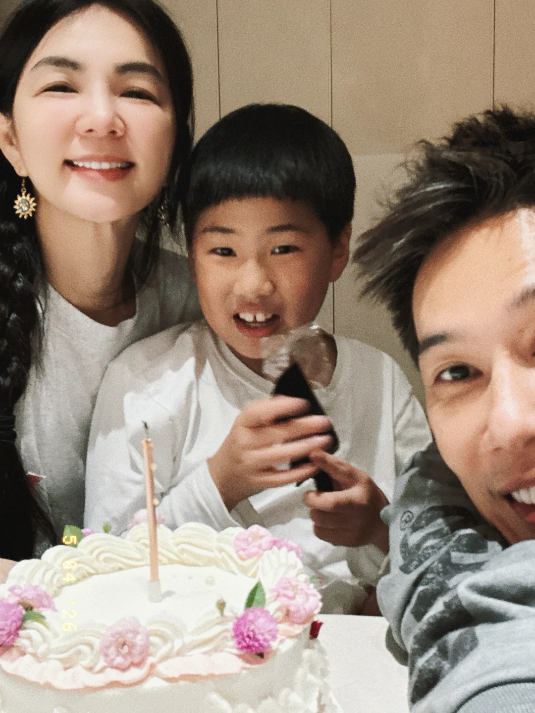 Ella陈嘉桦庆祝结婚14周年，幸福的一家人，劲宝像妈妈又像爸爸。 