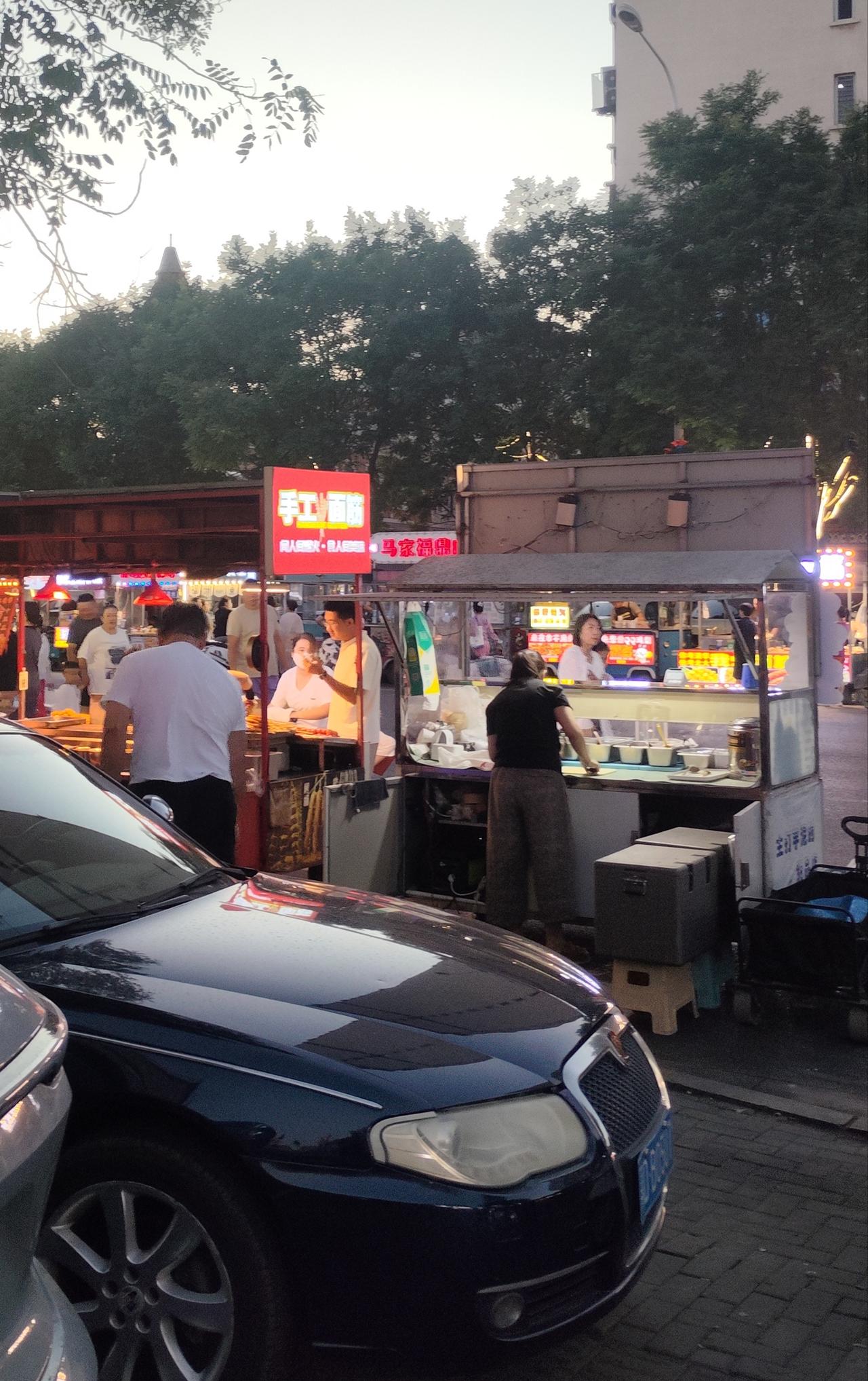 没想到街边店主们的心这么齐，“厕所不外借”，全都贴在门上！

可以理解，客流量这
