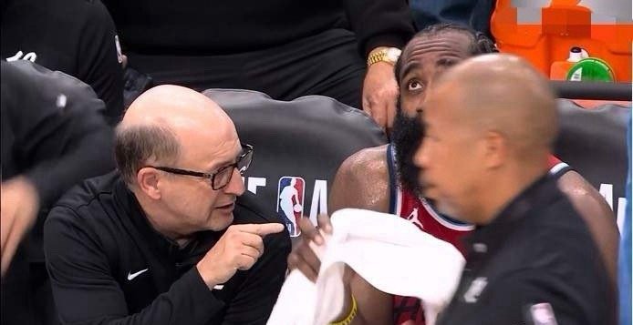 哈登：“范甘迪会在我储物柜里留便条，还给我发短信，一段非常真挚的关系。他真的非常