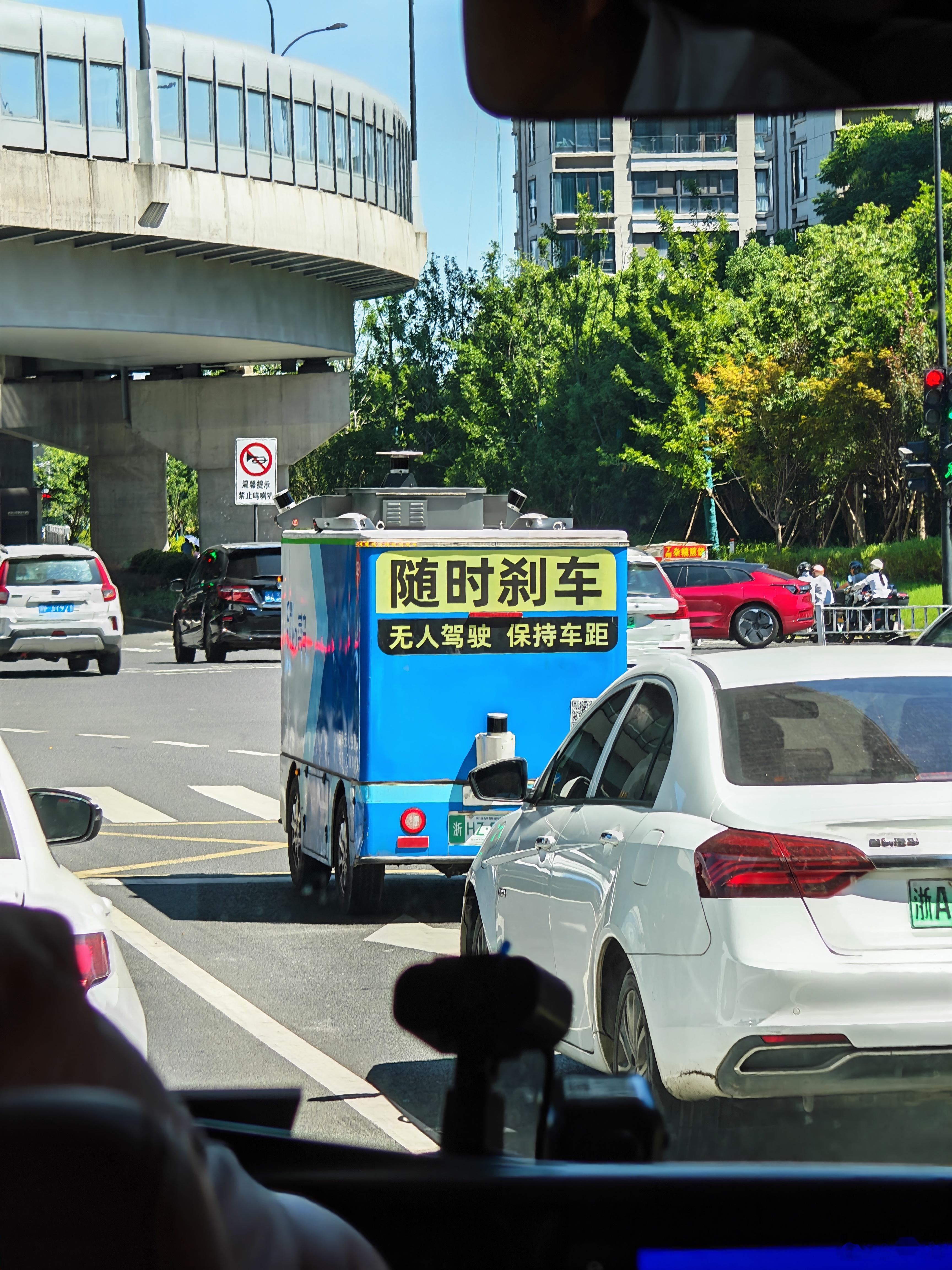 哇哦，无人驾驶的快递车[柯基] ​​​