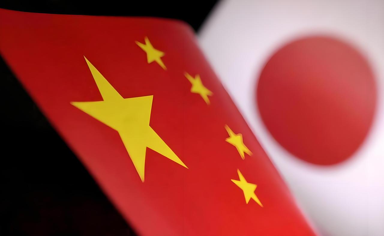 日本扣押了一艘中国渔船并逮捕了其船长，中国外交部回应表示，中国政府坚决维护中国渔