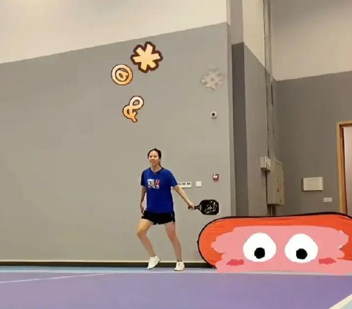 世界冠军拿起陌生球拍，第一句话竟是自嘲“还是不行”。
 
陈幸同把匹克球打成了乒