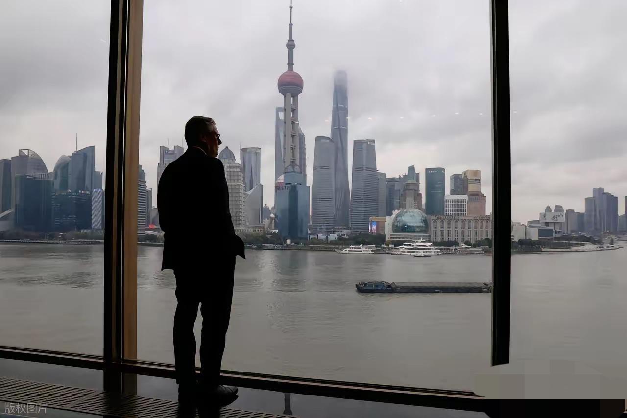 斯塔默访华的名场面火遍外网，随行记者曝出会谈细节，两项突发利好让他当场惊喜提笔记