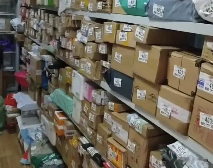 今天去快递驿站拿快递，只见一个快递小哥拉着一车快递，在快递驿站门口挨个打电话，打