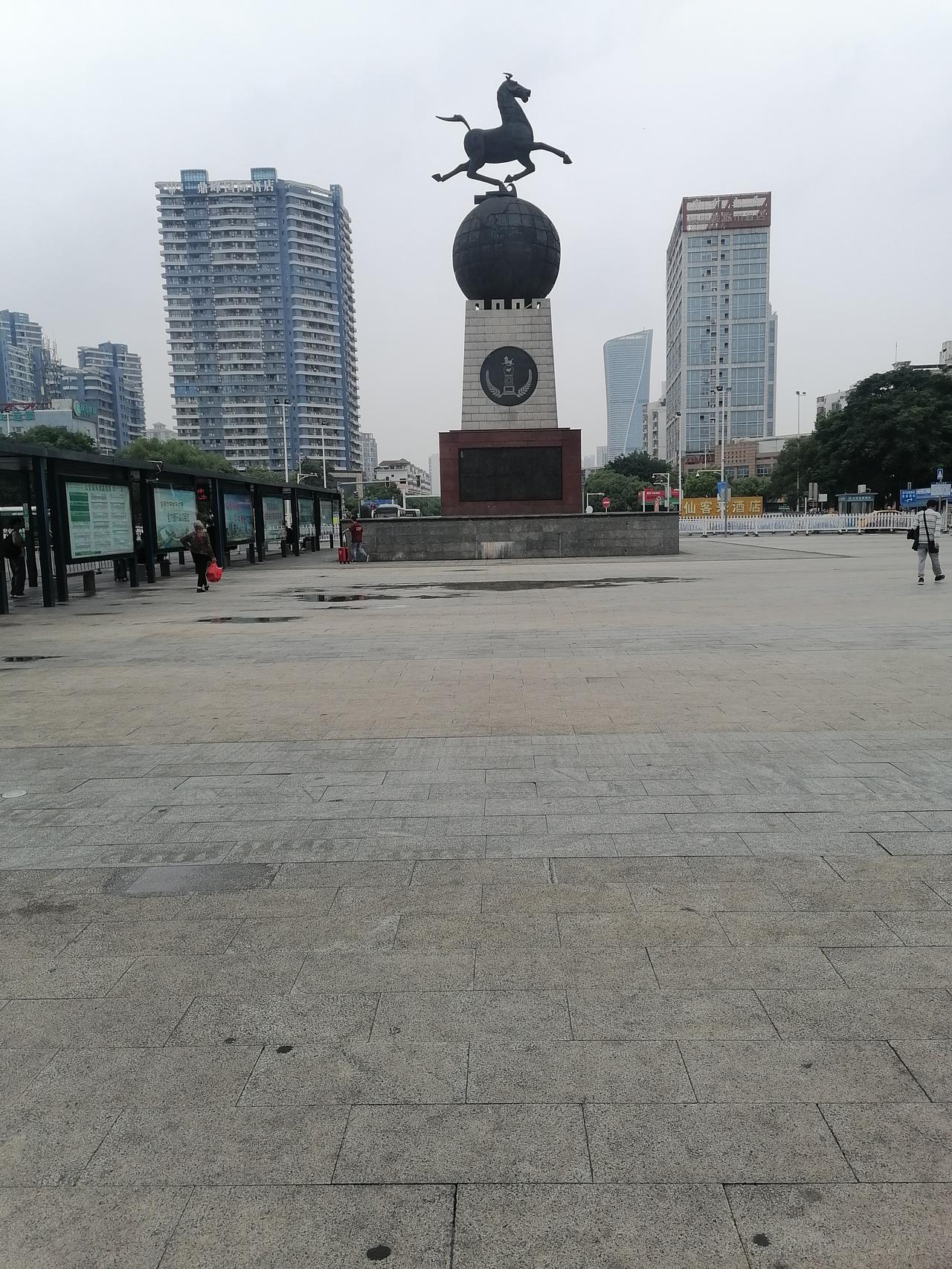 今天到赣州火车站，看到这个雕塑又想起了大家说的立马滚蛋。
我在很多个城市也见到过