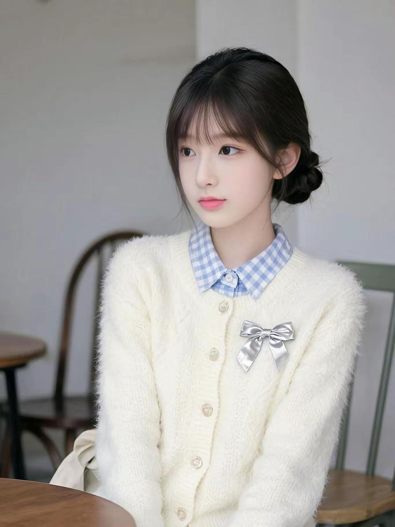 温柔少女风，白色毛衣+蓝白格子衬衫，甜美可爱！💕少女感白衬衣
