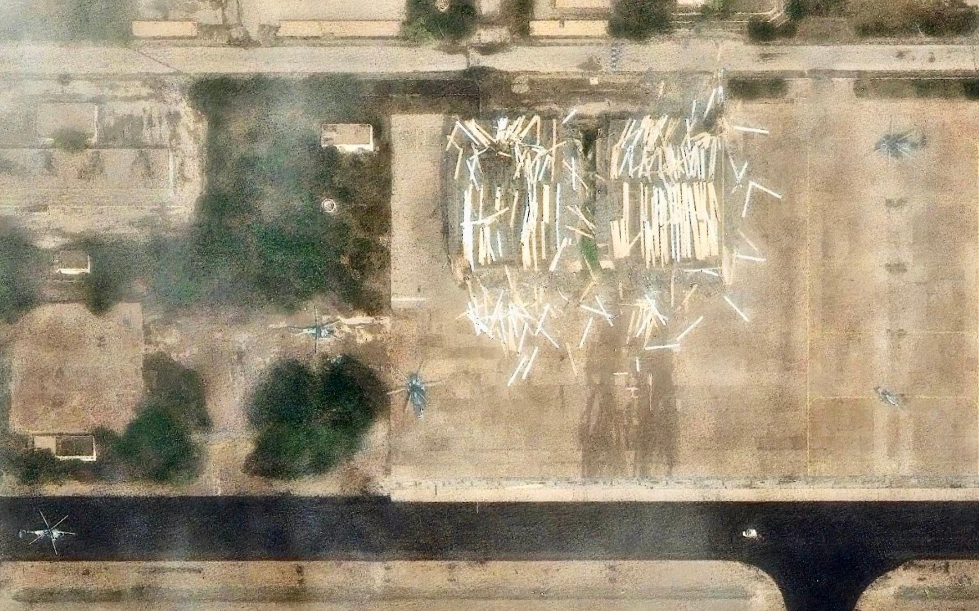 之前被空袭的伊朗海军航空兵基地，机库被炸了，不过那么多海航直升机居然没被打，倒是