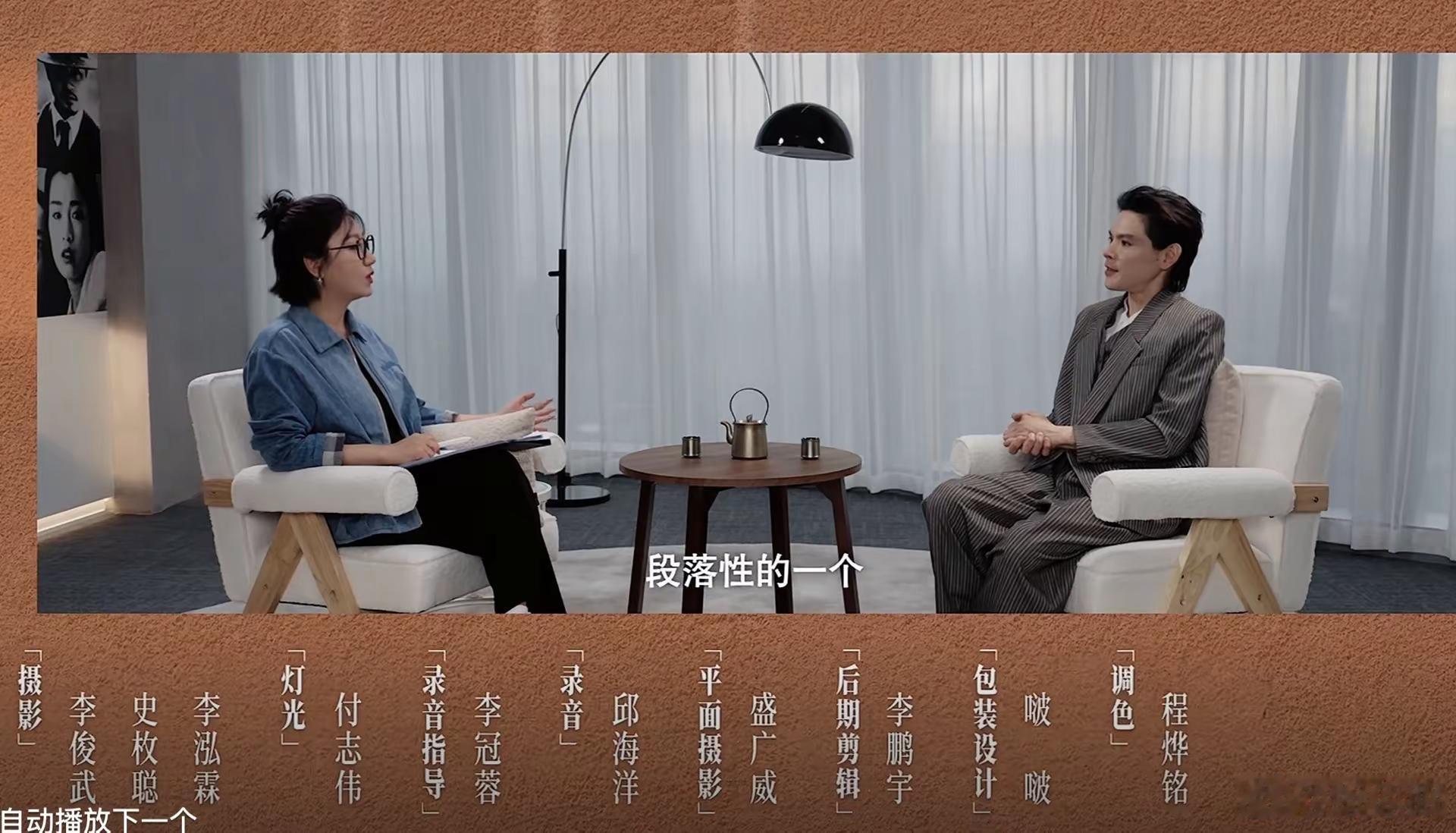 提到向佐，除了是向华强的儿子，就是那个抽象的“摸鼻梁”，自己打自己，穿女装，搞笑