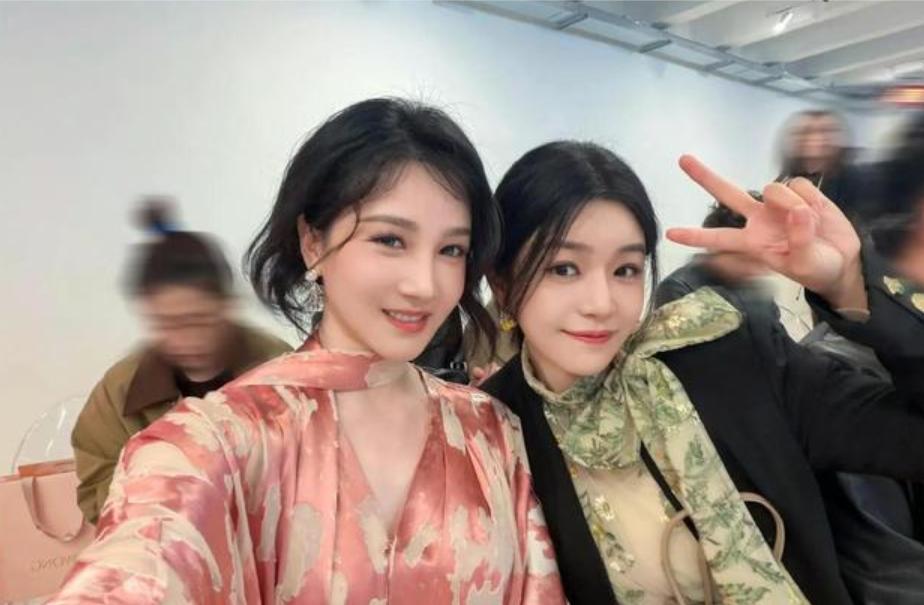 42岁陈妍希和36岁陈小纭同框，怎么看起陈妍希反比陈小纭小呢！陈妍希，皮肤紧致，