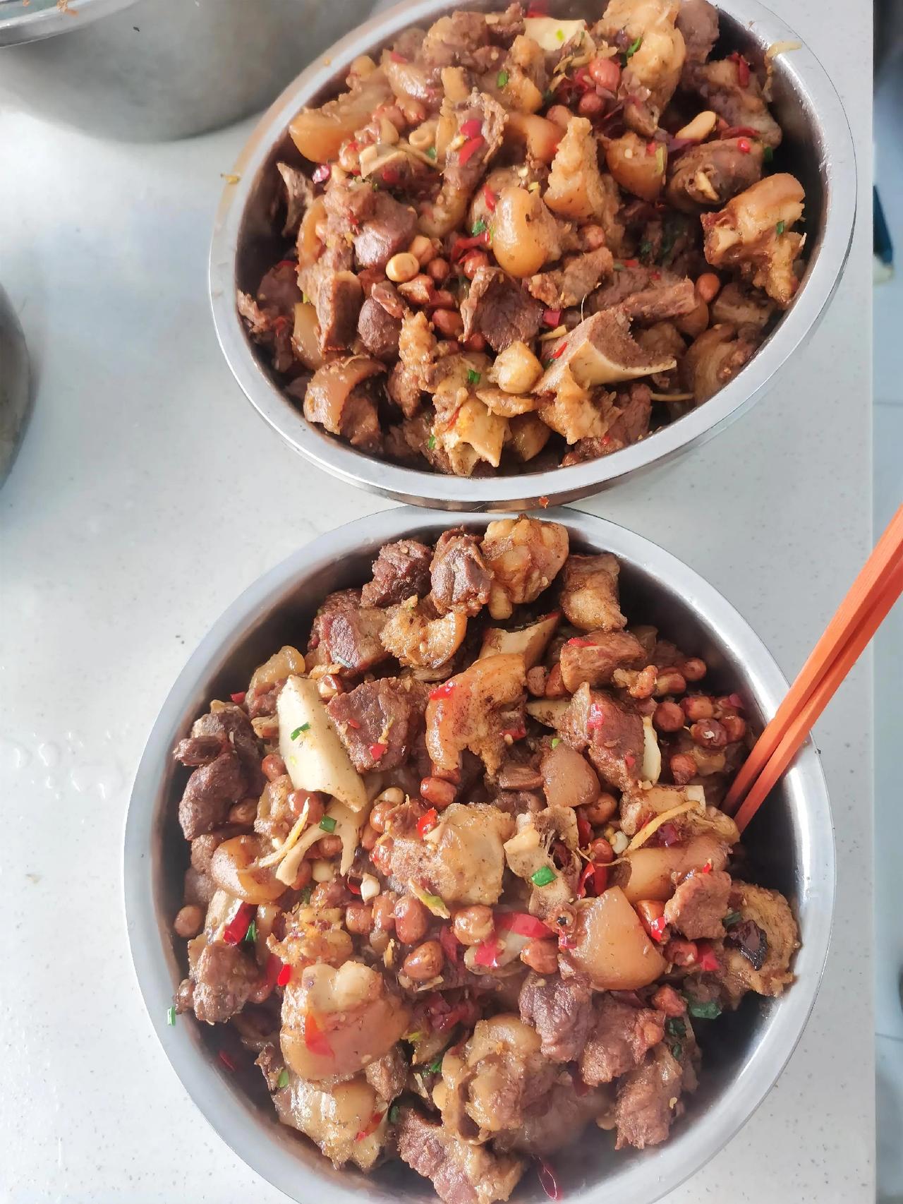 今日食堂菜谱：
红烧猪脚
素炒莴笋
炒菜花。
我这一生怎么越活越回去了，年轻时为