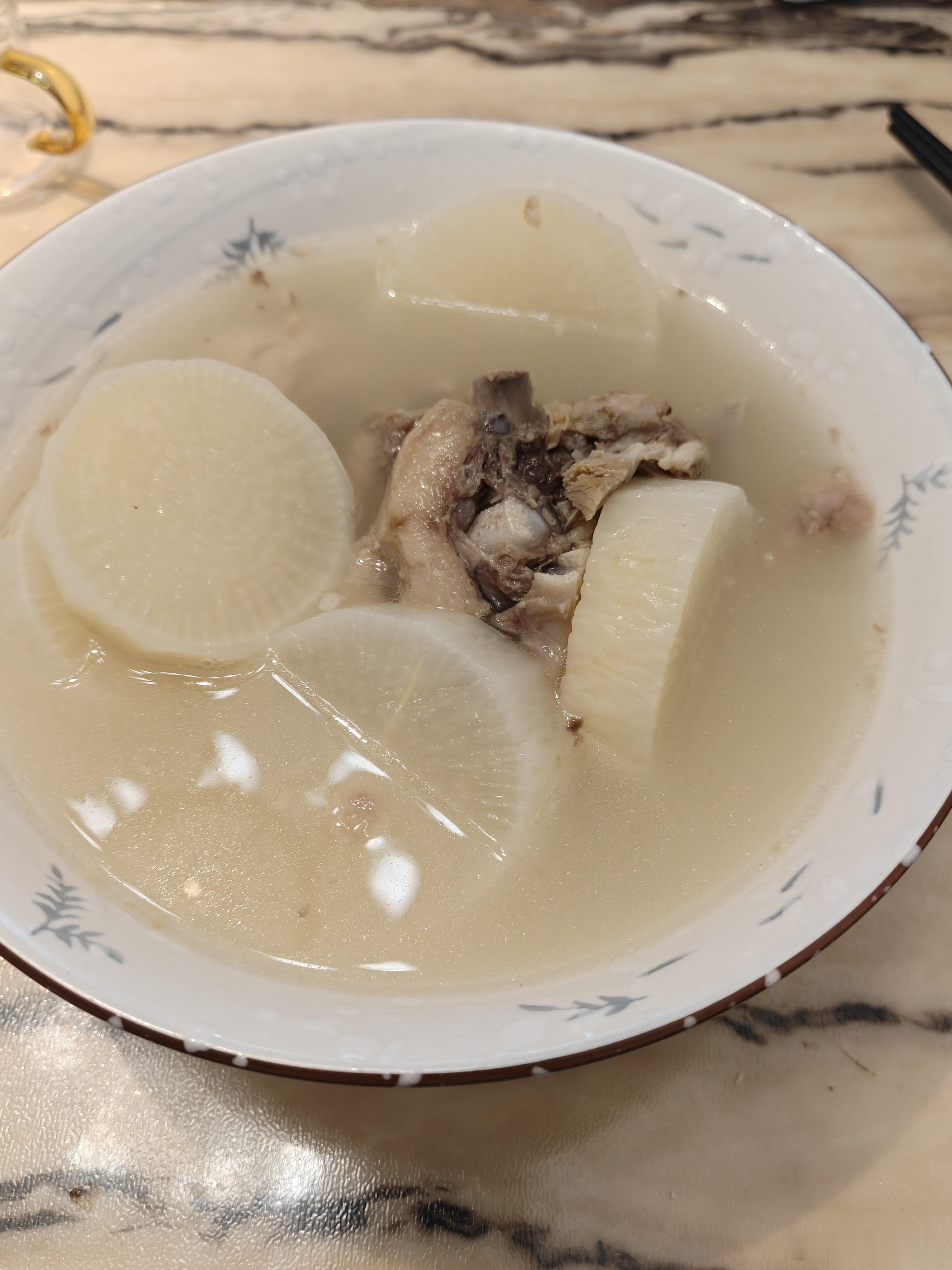 灵食记[超话] 入秋后没有比一碗羊汤更滋补的了～是宁夏的滩羊 奶白的汤底味道很醇