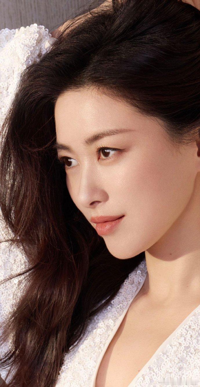 朱珠的贵气感穿搭夯爆内娱朱珠的侧颜确实很曼妙 朱珠的贵气感真的刻在 DNA 里！